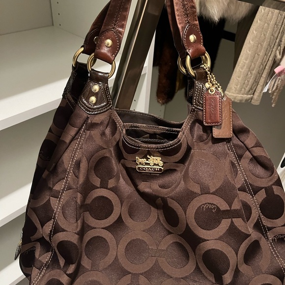 Coach beautiful 2 handle purse with the Coach insignias Cπ With leather in area - Picture 12 of 13